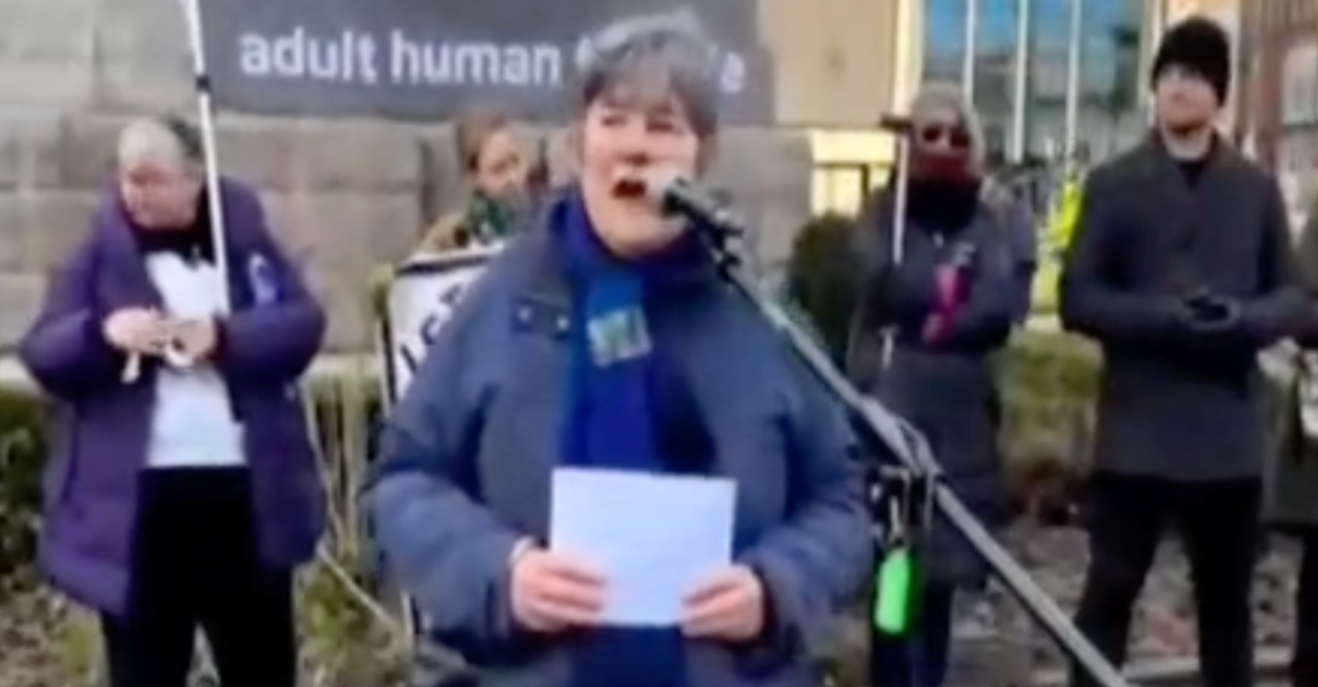 Una activista tránsfoba utiliza frases de Hitler en un mitin contra los derechos trans