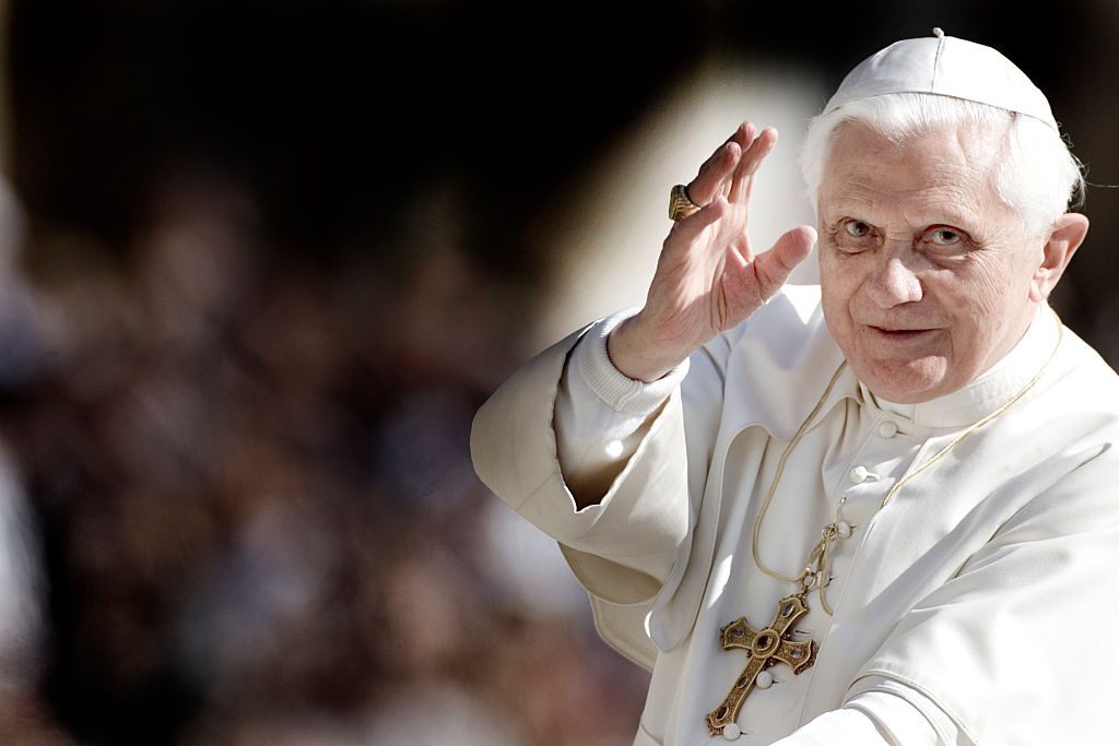 Un sacerdote gay condena las enseñanzas homófobas del Papa Benedicto XVI