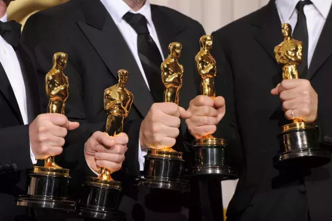 Oscar winners holding trophies