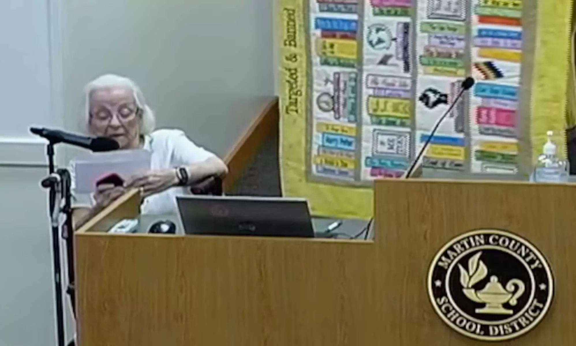 Una abuela de 100 años, que perdió a su marido en la II Guerra Mundial luchando contra los nazis, condena la prohibición de libros en Florida