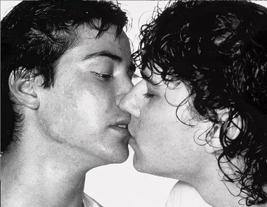 Estas fotos de Keanu Reeves en una obra homoerótica están causando un gran revuelo