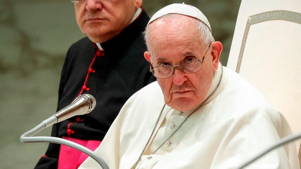 El Papa Francisco arremete contra los que le critican por bendecir a las parejas homosexuales