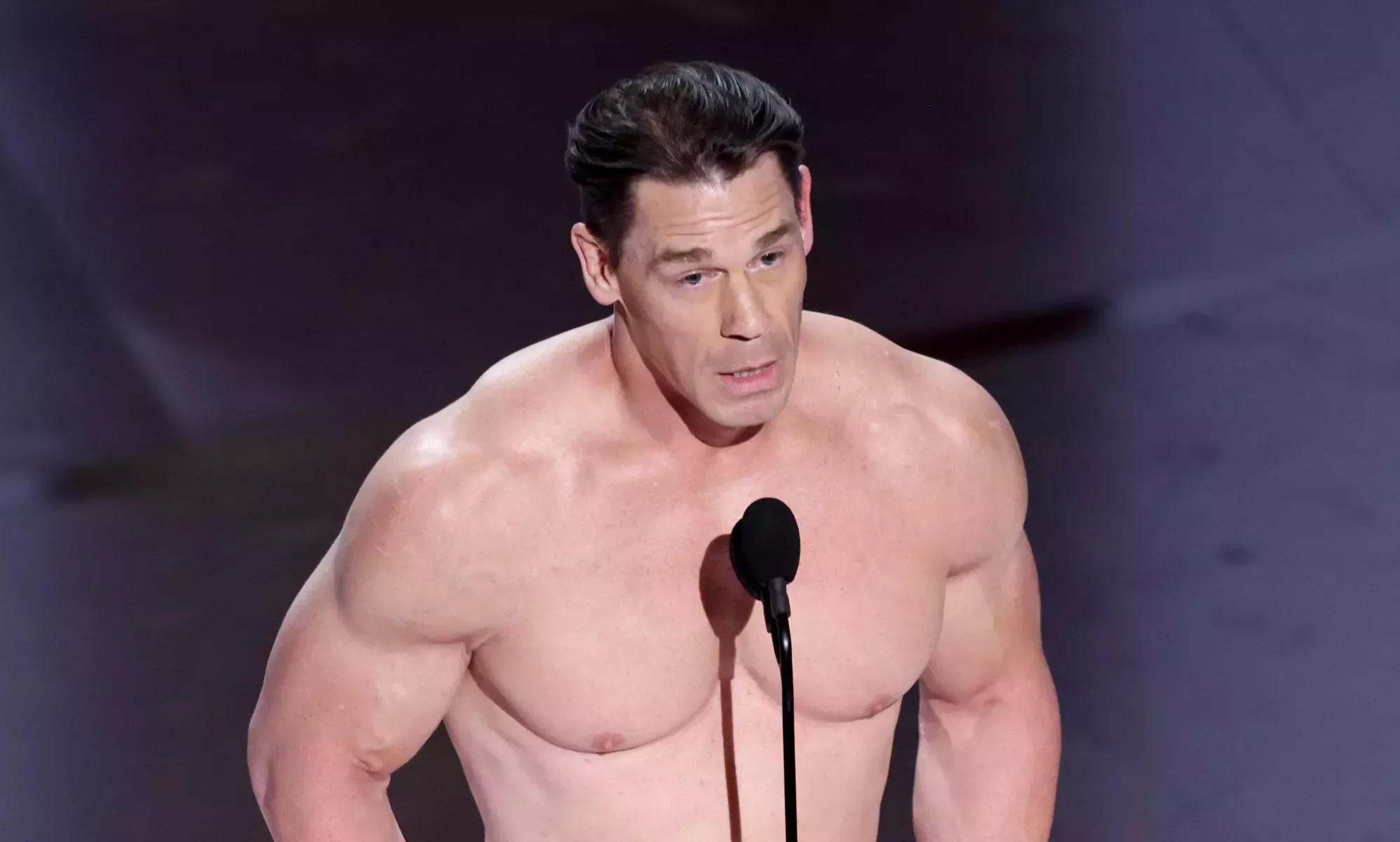 John Cena se desnuda en los Oscar para presentar un premio... y los gays están sedientos