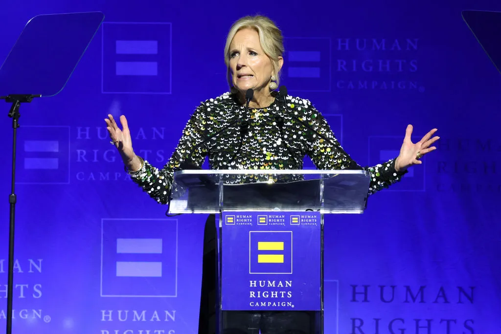 La primera dama Jill Biden denuncia los ataques a los derechos LGBTQ+ por parte de los "extremistas MAGA" en la cena de la Campaña de Derechos Humanos