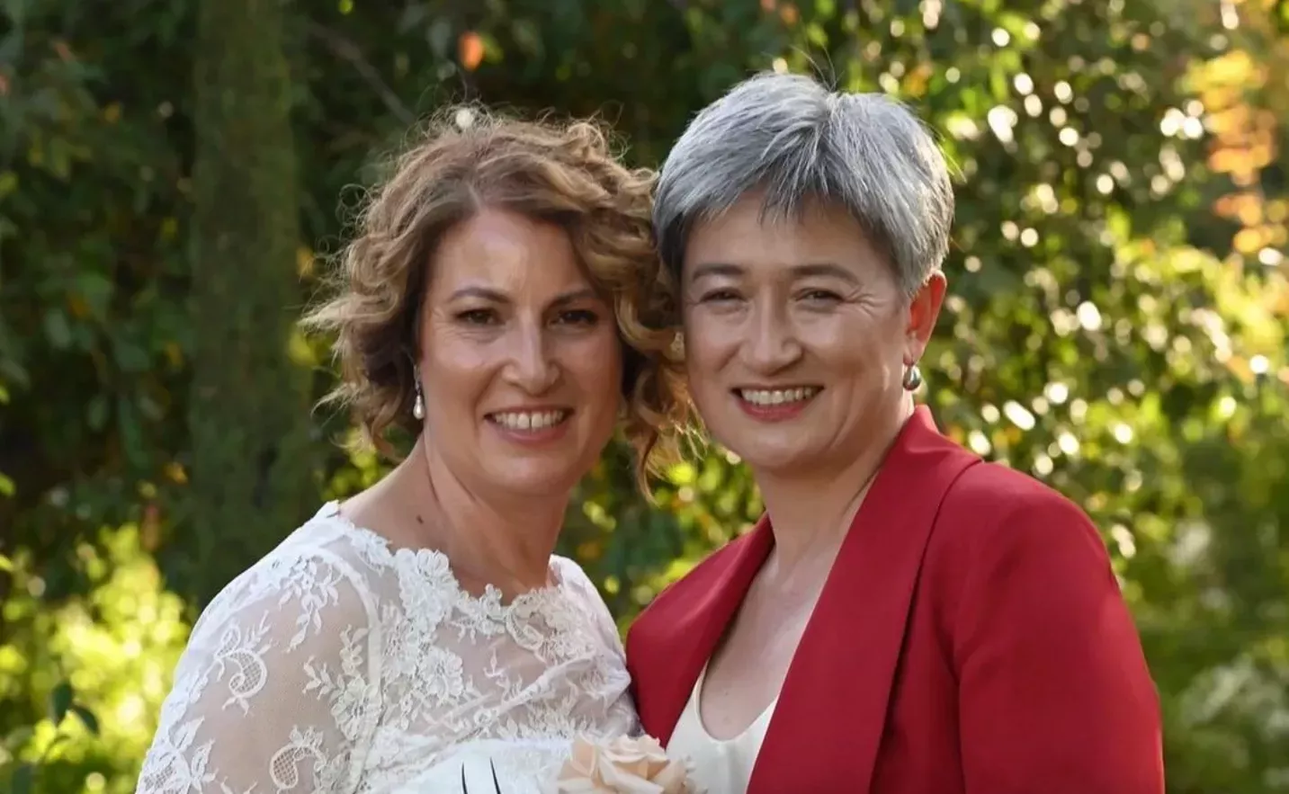 La primera senadora australiana abiertamente gay se casa con su pareja de muchos años en una preciosa ceremonia