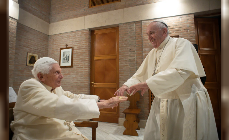 Benedicto XVI dio el visto bueno al papa Francisco en las cuestiones de las parejas LGBT