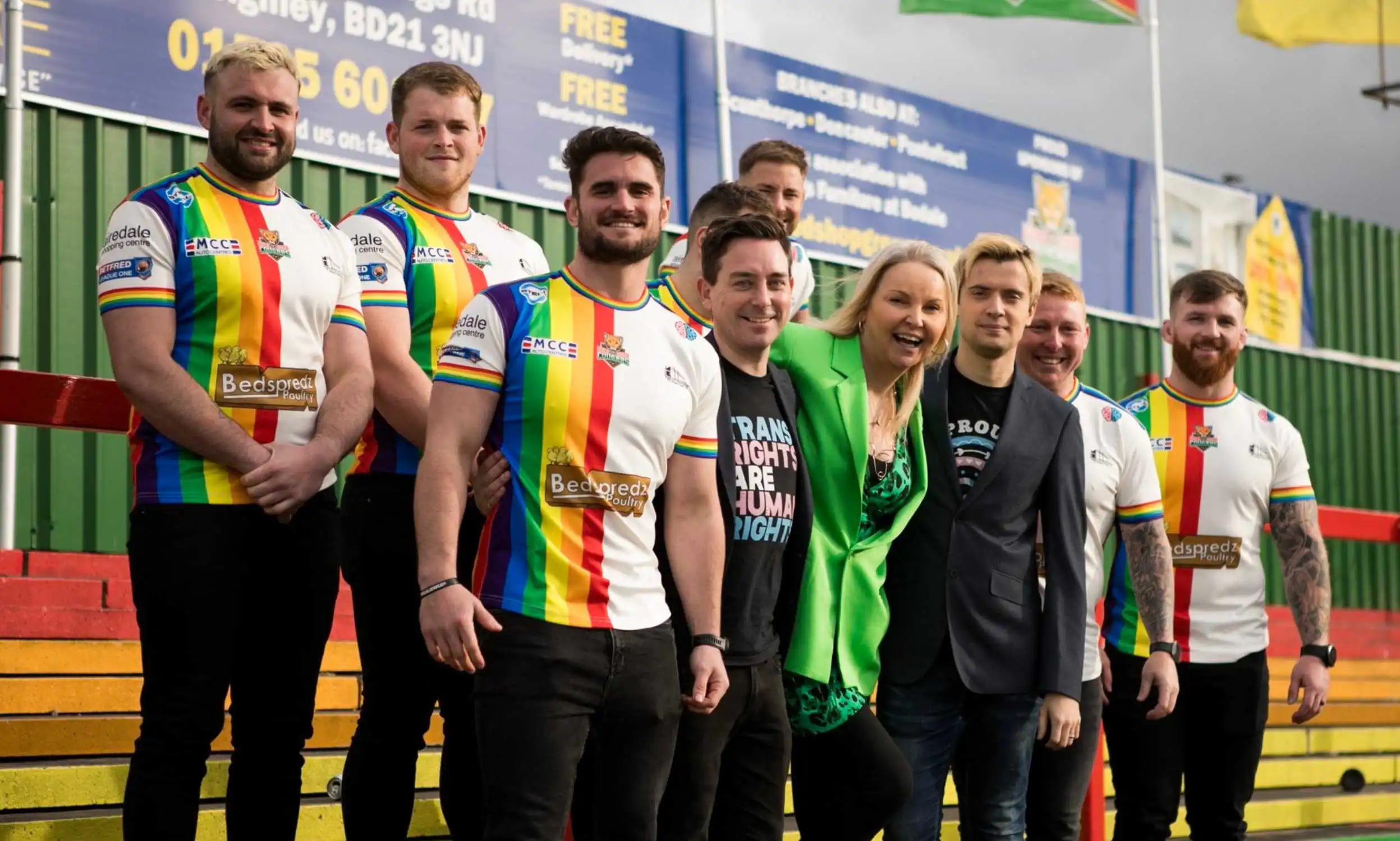 India Willoughby hace historia como primera patrocinadora trans de un club de rugby: "Una gran familia"