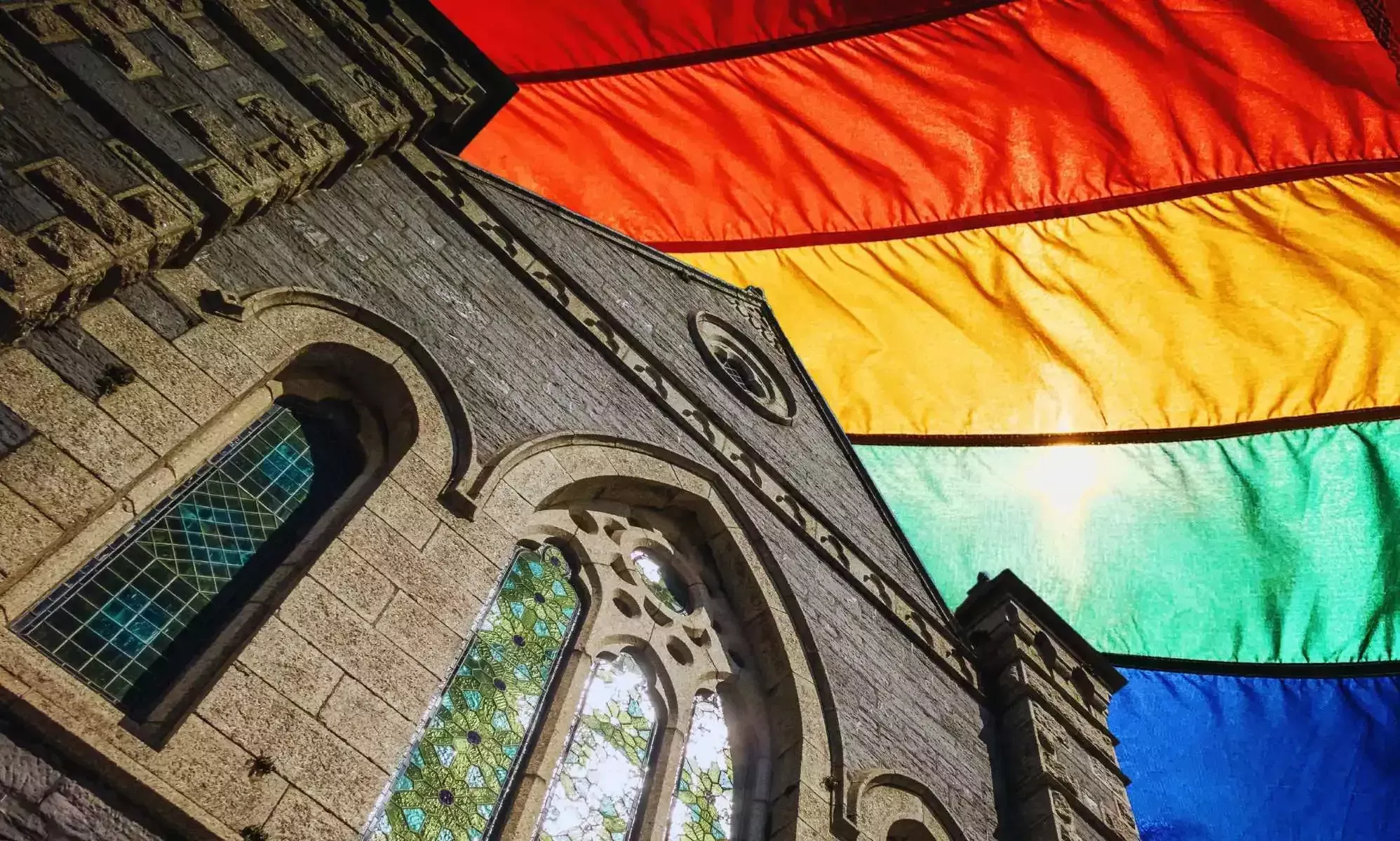 La Iglesia Metodista Unida levanta la prohibición impuesta durante 40 años al clero LGBTQ+: 
