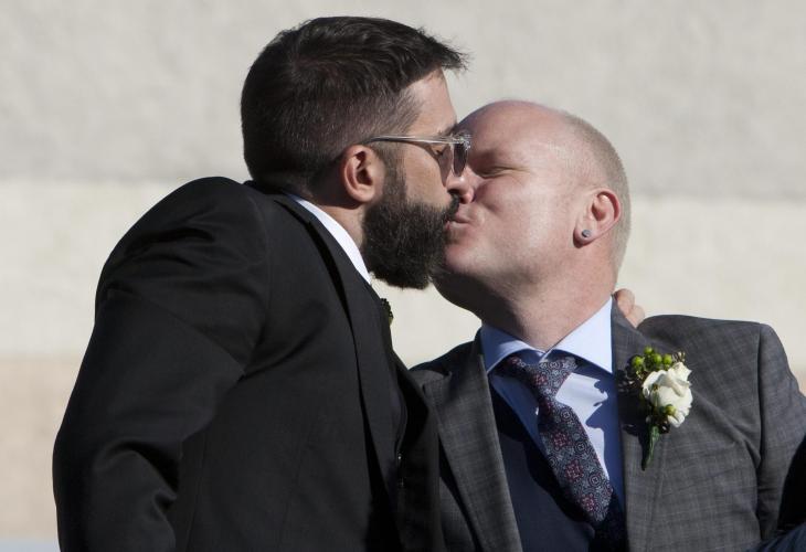 Un paso hacia la inclusión: Boda gay en una iglesia de Miajadas
