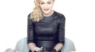 Madonna finge una masturbación en la televisión francesa