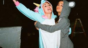 Miley Cyrus y Ariana Grande en pijama cantando 'Don't Dream It's Over'