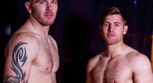 El jugador de rugby gay Keegan Hirst, desnudo con un compañero