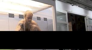 Un estudiante desnudo se masturba en streaming en una caja de cristal