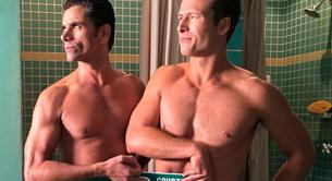 John Stamos y Glen Powell, desnudos en la ducha en 'Scream Queens'