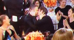 El beso gay de los Globos de Oro entre Ryan Reynolds y Andrew Garfield