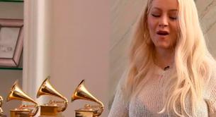 Christina Aguilera lleva sus 6 Grammys a casa de una familia para cantar 'Beautiful'