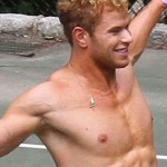 Kellan Lutz celebra el 4 de julio medio desnudo