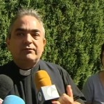 Un cura pide que “midan mi ano a ver si está dilatado” para demostrar que no es gay