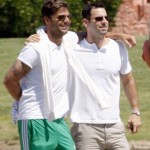 Ricky Martin y su novio Carlos González se abrazan en público