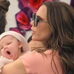 Harper Seven se aburre con su madre Victoria Beckham en Marc Jacobs Harper Seven se aburre con su madre Victoria Beckham en Marc Jacobs