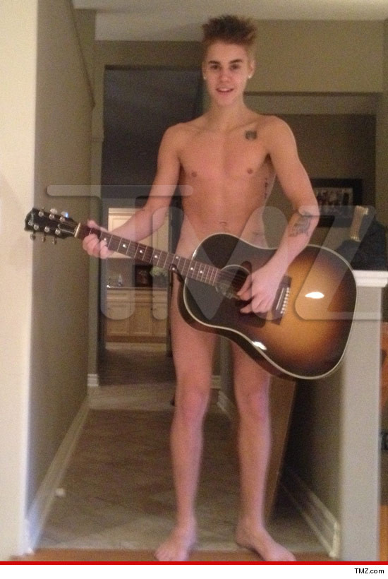 Justin Bieber desnudo y con una guitarra a cuestas