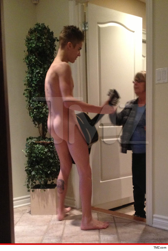Justin Bieber desnudo y con una guitarra a cuestas