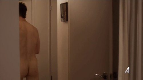 Jonathan Tucker, desnudo