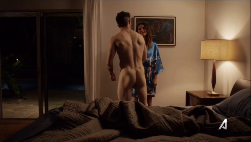 Jonathan Tucker, desnudo