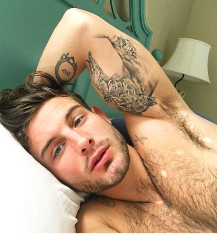 Nico Tortorella sin ropa en Instagram
