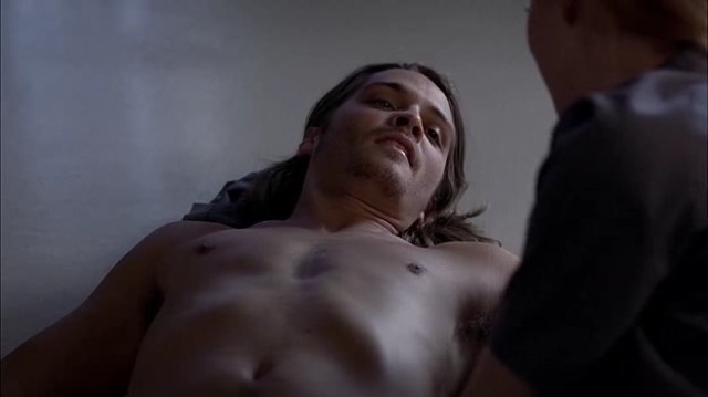 Luke Grimes desnudos