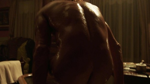Max Martini desnudo