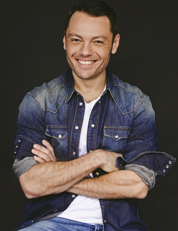 Tiziano Ferro casi desnudo