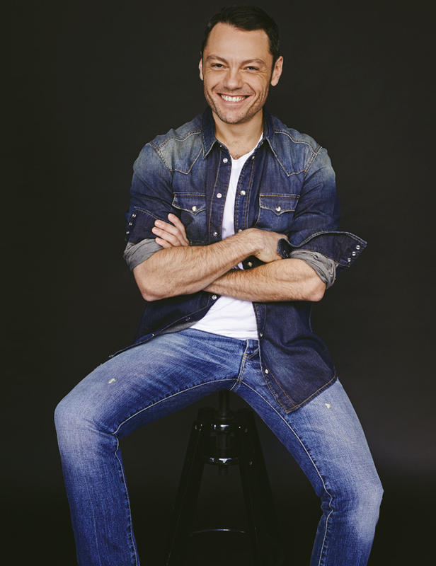 Tiziano Ferro casi desnudo