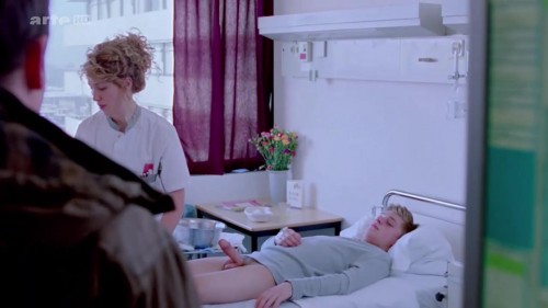 Jonas Smulders, desnudo y erecto