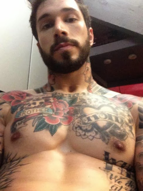 Alex Minsky desnudo y tatuado
