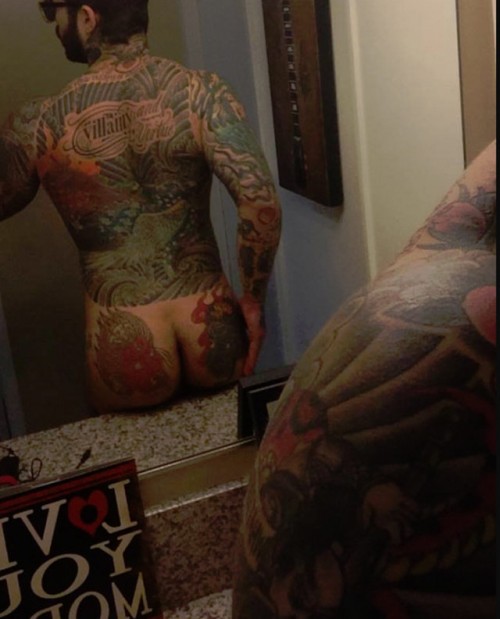 Alex Minsky desnudo y tatuado