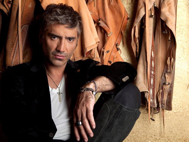 Alejandro Fernández desnudo