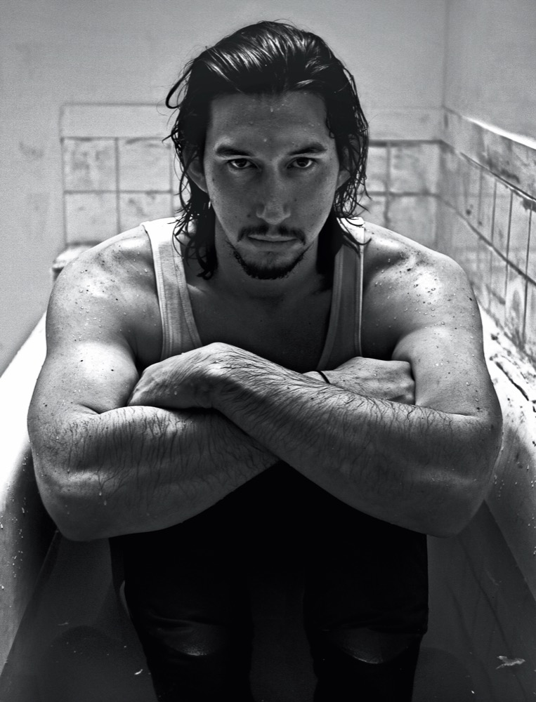 Adam Driver casi desnudo