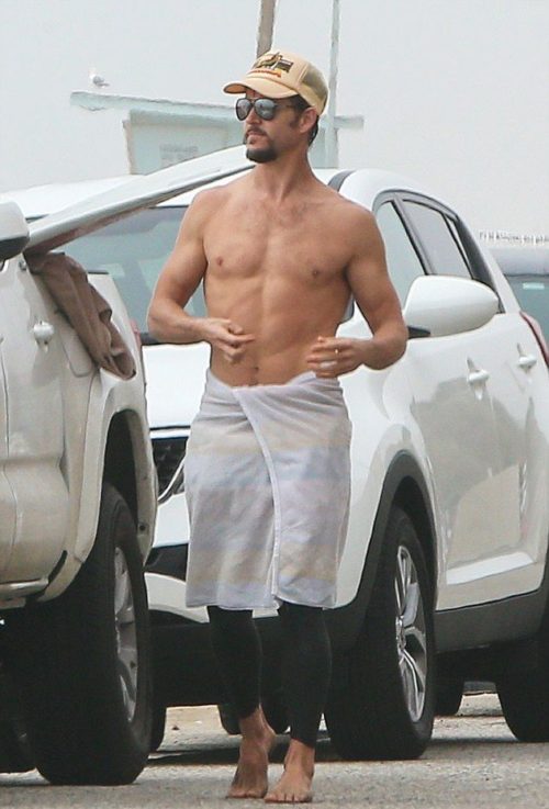 Ryan Kwanten pillado desnudo en un parking