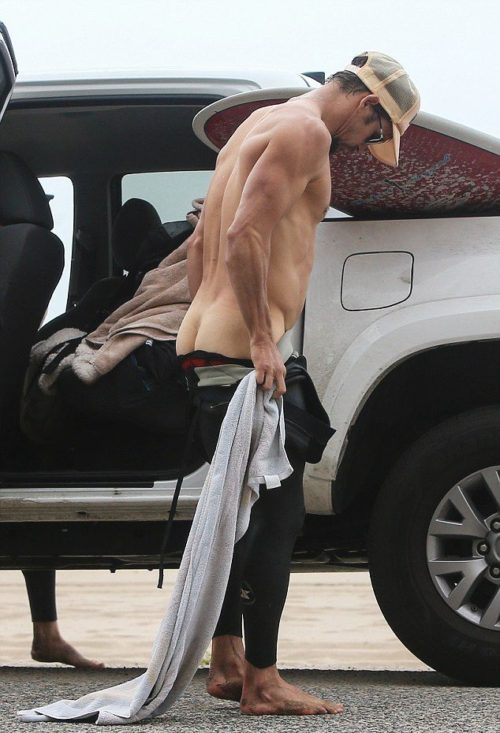 Ryan Kwanten pillado desnudo en un parking