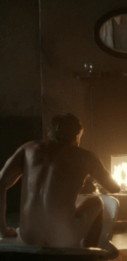 Tom Weston-Jones, desnudo