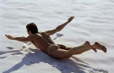 Hombres desnudos en la nieve