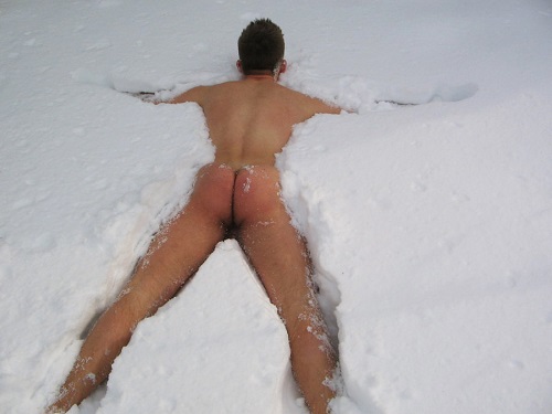 Hombres desnudos en la nieve