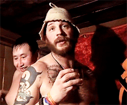 Tom Hardy desnudo y azotado