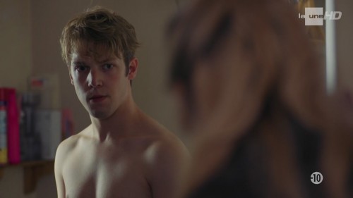 Thomas Mustin desnudo