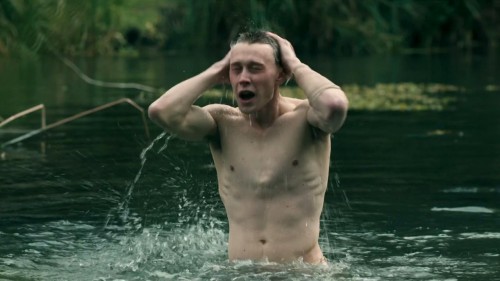 George Mackay desnudo