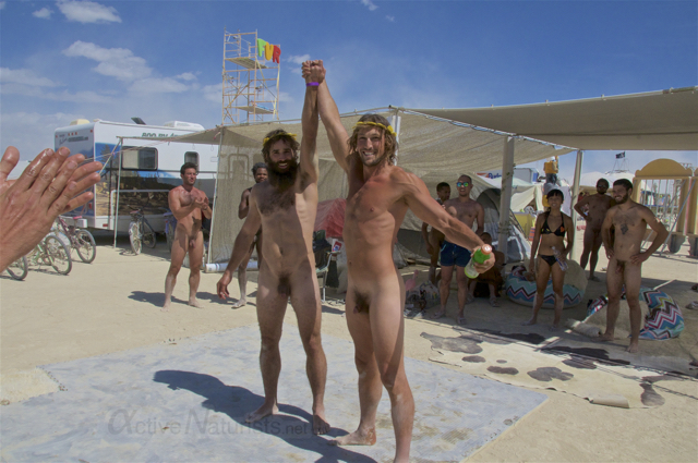 Peleas desnudos Burning Man