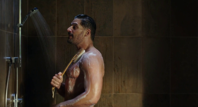 Joe Manganiello desnudo en la ducha