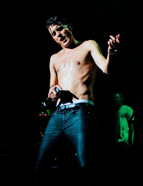 El rapero G-Eazy desnudo