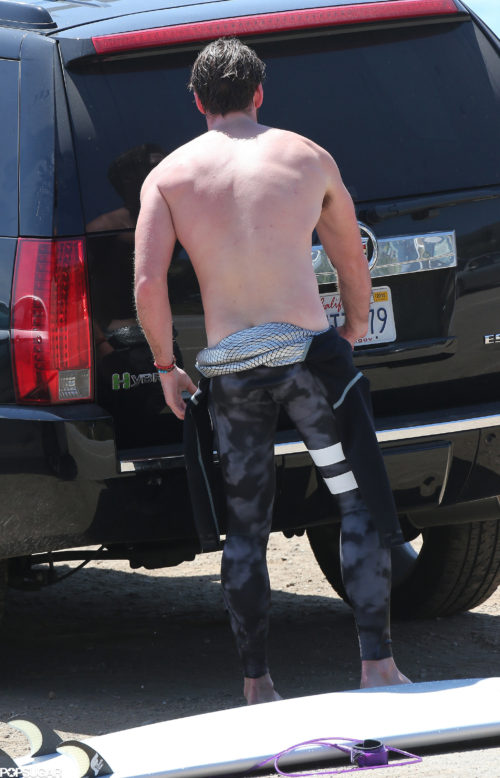 Liam Hemsworth, desnudo después del surf